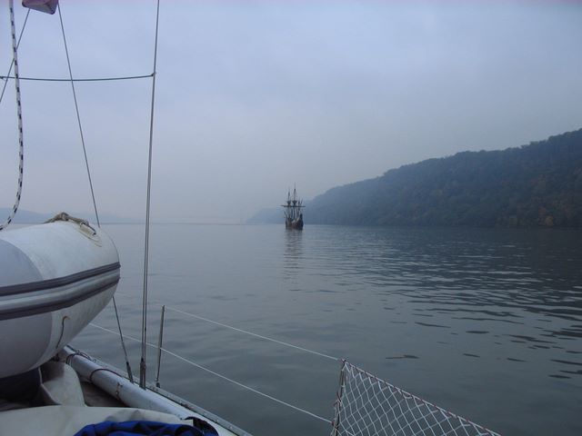Un bateau pirate apparait dans la brume!